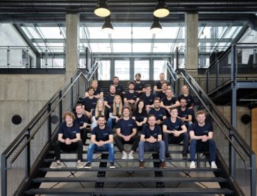 Das Team von Proxima Fusion versammelt sich auf den Stufen seines Hauptsitzes in München, Deutschland, vereint durch das gemeinsame Ziel, die Fusionsenergie durch den Bau fortschrittlicher quasi-isodynamischer Stellaratoren wirtschaftlich nutzbar zu machen. Bildnachweis: Proxima Fusion