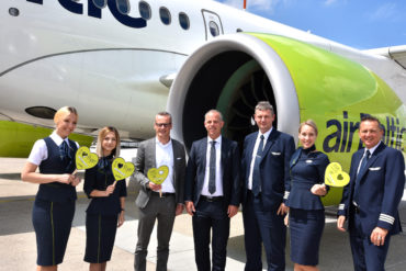 Martin Gauss, CEO airBaltic (Mitte) mit Arne Kirchhoff, Senior VP Aviation Stuttgart Flughafen (3. v.l.) und Crew in Stuttgart - Copyright Stuttgart Fluhafen GmbH