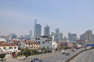 Altstadt in Shanghai vor Skyline