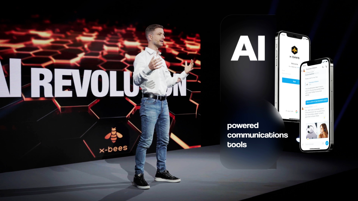 Dimitri Osler auf Bühne mit AI Revolution Schriftzug (c) Wildix