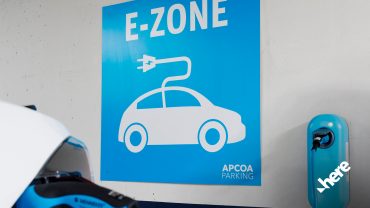 HERE verbessert die Orientierung in 400 Parkhäusern von Apcoa. Besonders Fahrer:innen von E-Autos profitieren