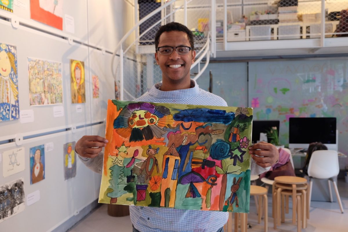 Der Kreativität freien Lauf lassen: Michel, 21 Jahre, mit seinem Kunstwerk - Copyright little ART
