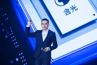 Jeff Zhang, CTO der Alibaba Group und Präsident von Alibaba Cloud Intelligence, stellt Alibabas KI Chip vor.