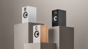 Bowers & Wilkins 607 S3 Black, White and Oak (Copyright: Bowers & Wilkins)