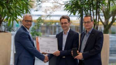 Thami Elidrissi, Head of Wireless Strategy and Cybersecurity bei Eurofins E&E Europe (links) übergibt die Urkunde für die bestandene Common-Criteria-Zertifizierung des Smart-Ex® 03 an Jörg Hartleb, Head of Product Management bei der Pepperl+Fuchs-Tochter ECOM Instruments (Mitte) und Roolf Wessels, Managing Director bei der Pepperl+Fuchs-Tochter ECOM Instruments (rechts).